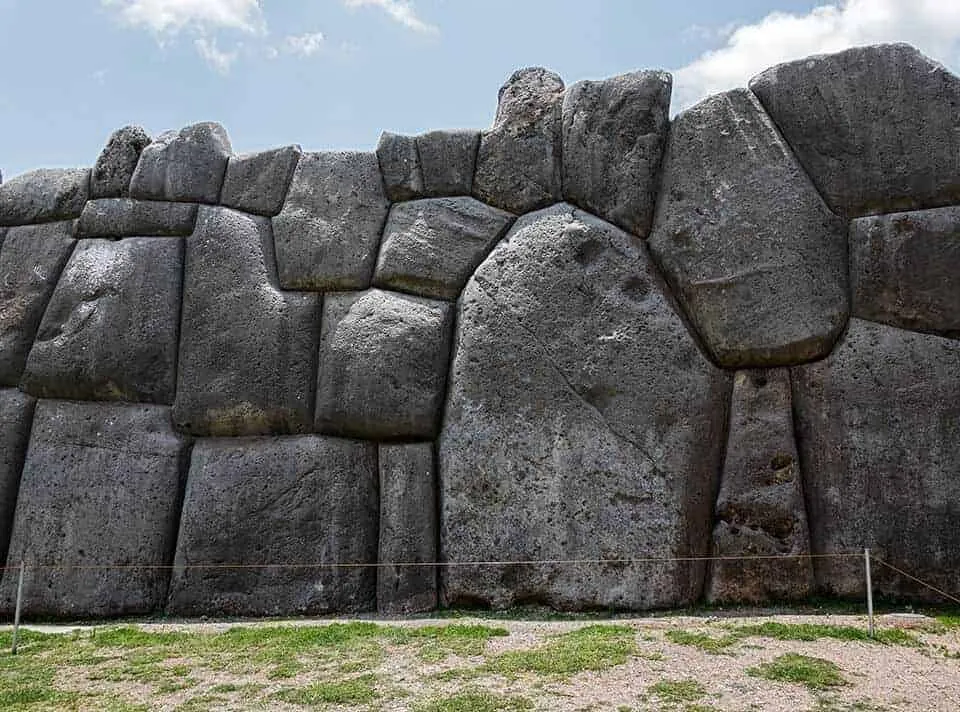 Công trình được xây dựng bởi nền văn hóa Killke và sau đó mở rộng bởi đế chế Inca. Mục đích xây dựng vẫn chưa rõ ràng, có thể là một ngôi đền thờ Mặt trời. UNESCO công nhận là Di sản thế giới vào năm 1983.