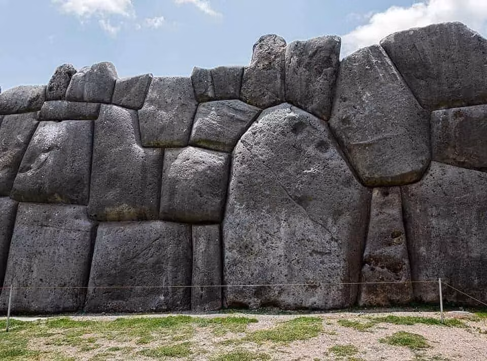 Công trình được xây dựng bởi nền văn hóa Killke và sau đó mở rộng bởi đế chế Inca. Mục đích xây dựng vẫn chưa rõ ràng, có thể là một ngôi đền thờ Mặt trời. UNESCO công nhận là Di sản thế giới vào năm 1983.