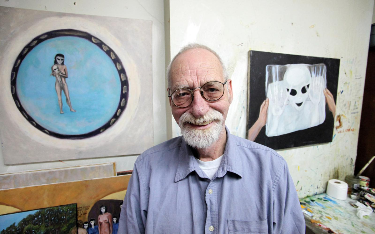 David Huggins, một họa sĩ ở New York, Mỹ, tuyên bố rằng ông có hàng chục đứa con với một người ngoài hành tinh.