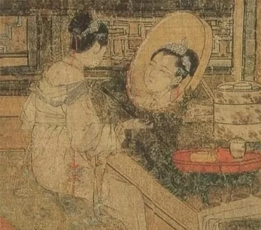 Một trong những chi tiết gây chú ý nhất là khuôn mặt phản chiếu trong gương không tương xứng với khuôn mặt thật của người phụ nữ. Khuôn mặt phản chiếu này to gấp đôi và có vẻ ngoại lệ, ám chỉ đến việc cái đẹp bề ngoài có thể che giấu một bản chất đáng sợ.