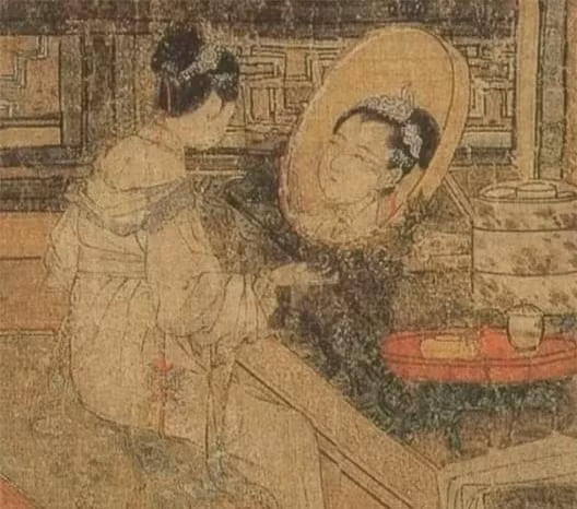 Một trong những chi tiết gây chú ý nhất là khuôn mặt phản chiếu trong gương không tương xứng với khuôn mặt thật của người phụ nữ. Khuôn mặt phản chiếu này to gấp đôi và có vẻ ngoại lệ, ám chỉ đến việc cái đẹp bề ngoài có thể che giấu một bản chất đáng sợ.