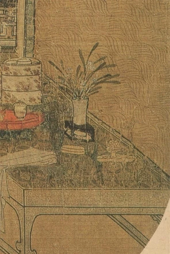 Chi tiết thứ hai là hình ảnh một "đầu người" xuất hiện dưới ghế của người phụ nữ, tạo ra một không khí u ám và ma quái. Điều này có thể liên tưởng đến các câu chuyện ma quái trong văn hóa Á Đông.