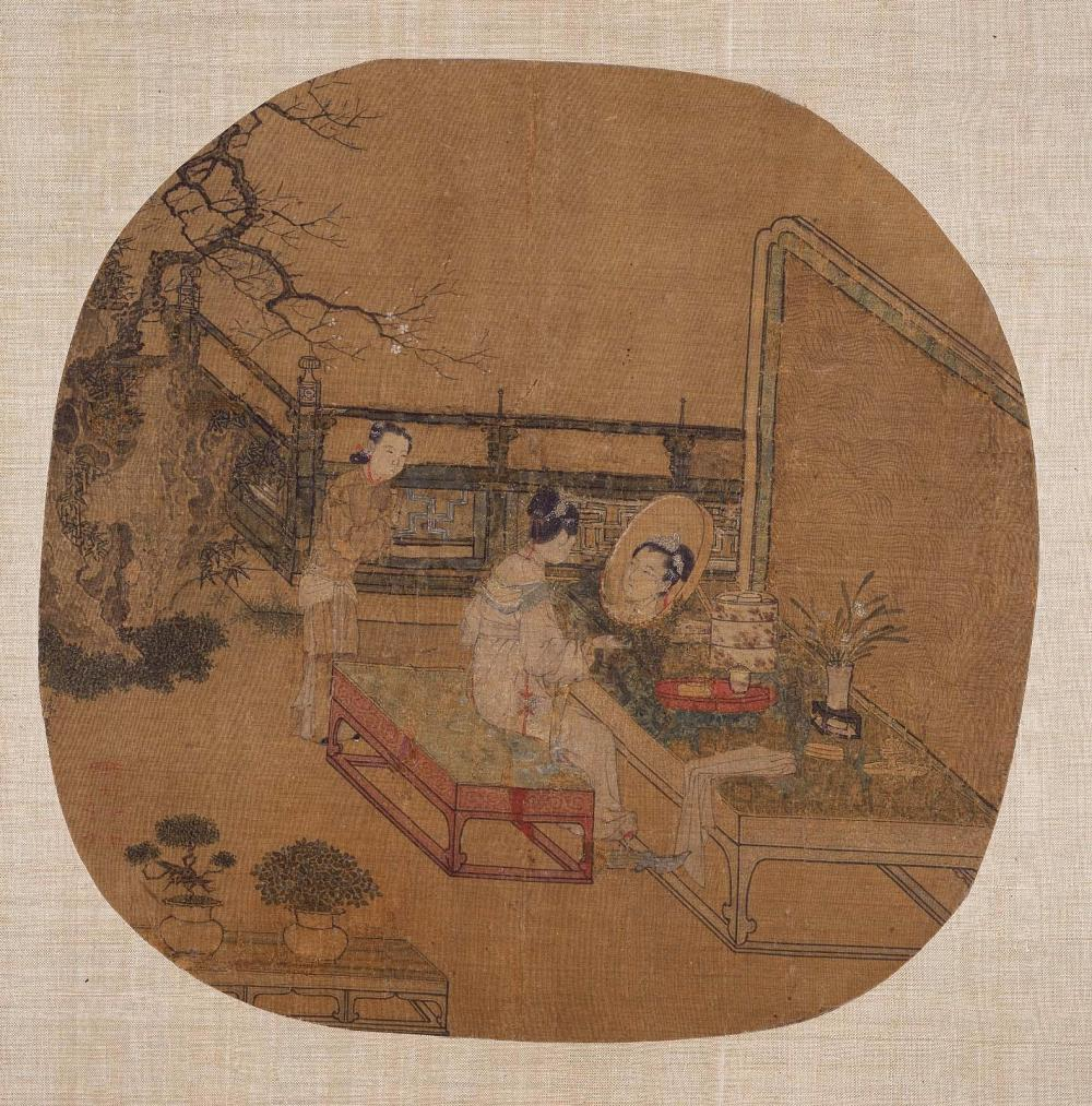 Tấm vải trắng trên bàn cũng là một chi tiết đáng chú ý, có thể liên quan đến các nghi lễ tang lễ. Sự xuất hiện của nó ngụ ý về cái chết hoặc việc "che giấu" một bí mật đen tối.