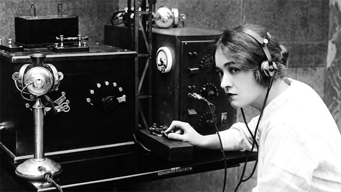 2. Máy điện tín: Phát minh của Samuel F. B. Morse vào năm 1844 cho phép truyền thông tin tức thời qua dây điện tín. Tuy nhiên, vào năm 1876, điện thoại ra đời đã làm lu mờ công nghệ này.