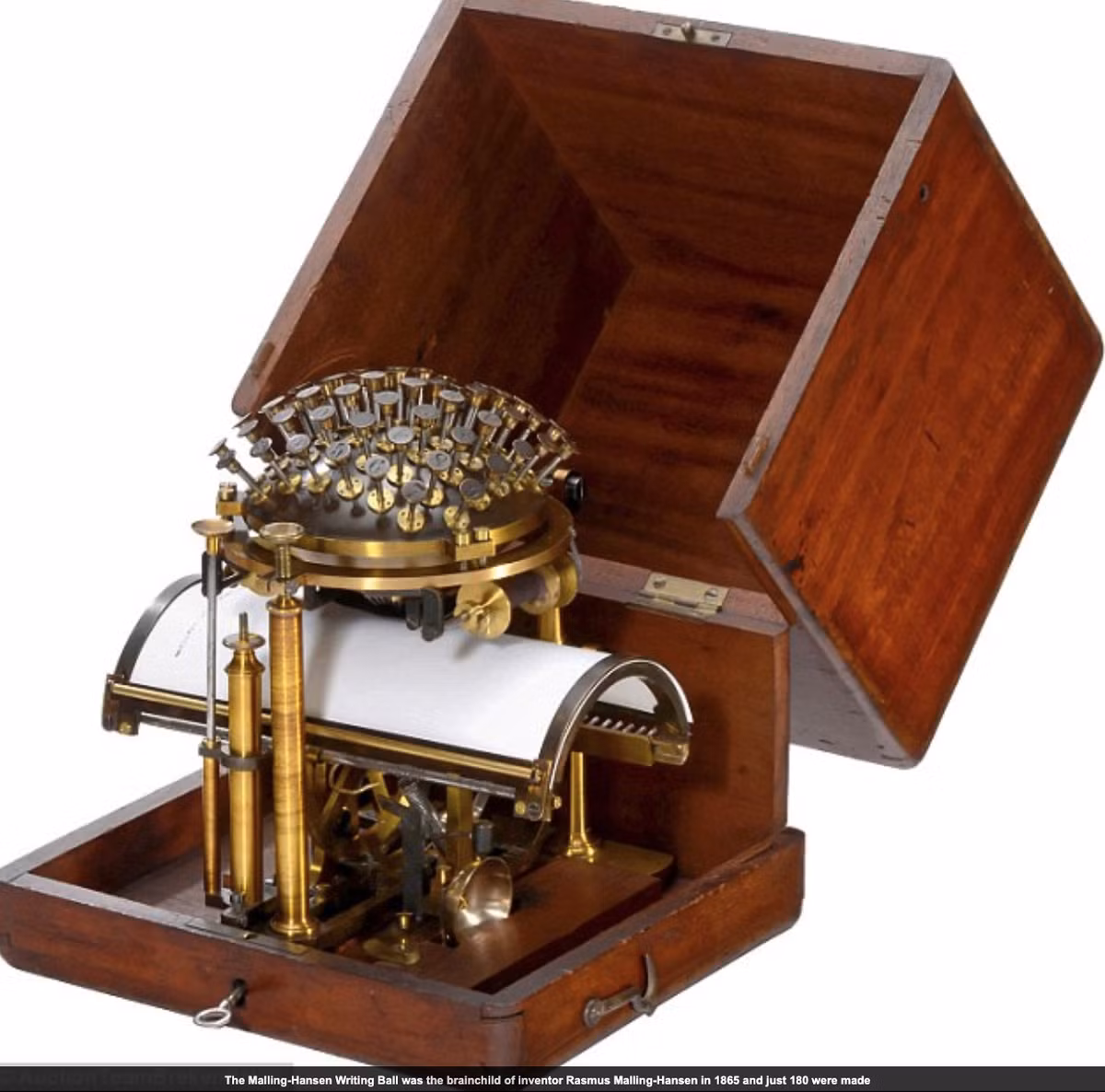 7. Máy đánh chữ Malling-Hansen: Phát minh tại Đan Mạch vào năm 1865, máy đánh chữ này có hình dạng giống con nhím cơ học. Dù được yêu thích bởi người sưu tầm, nó trở nên lỗi thời khi các máy đánh chữ khác ra đời.