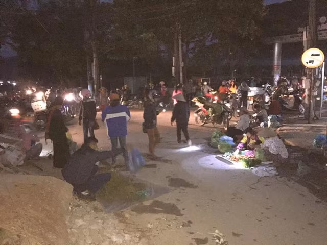 Từ 3 giờ sáng, dưới ánh đèn đường mờ ảo và những chiếc đèn pin đội đầu, hàng hóa là nông thổ sản từ các vùng xa của tỉnh Điện Biên đổ về thành phố