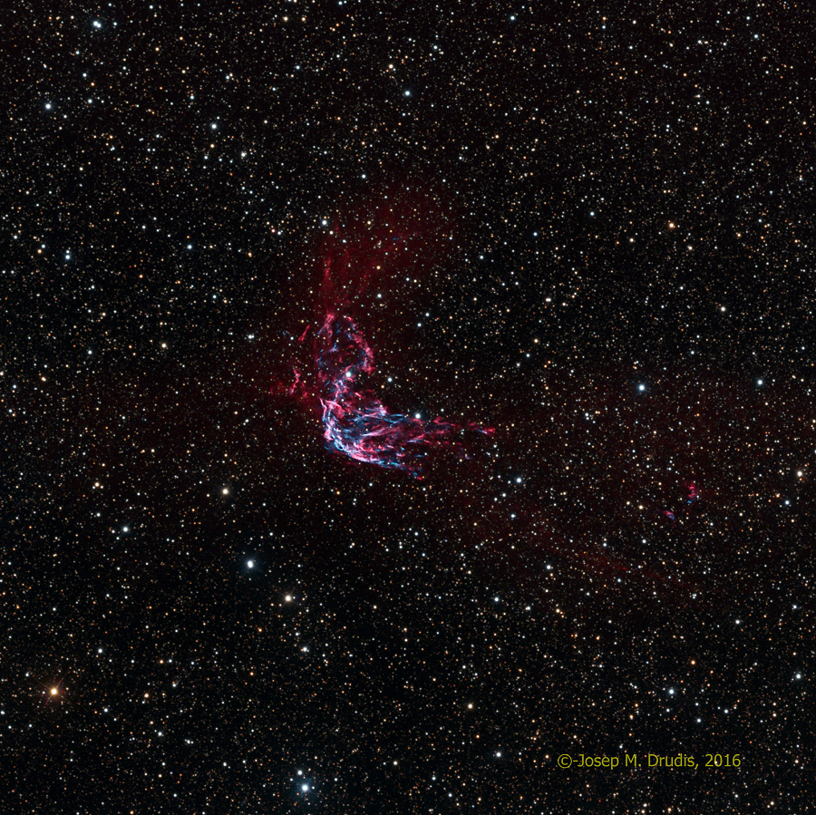 Ngôi sao này nén lại thành bạch tinh trước khi hút sạch năng lượng từ một ngôi sao gần đó, và cuối cùng phát nổ, tạo ra một vụ nổ sao siêu tân cực sáng.