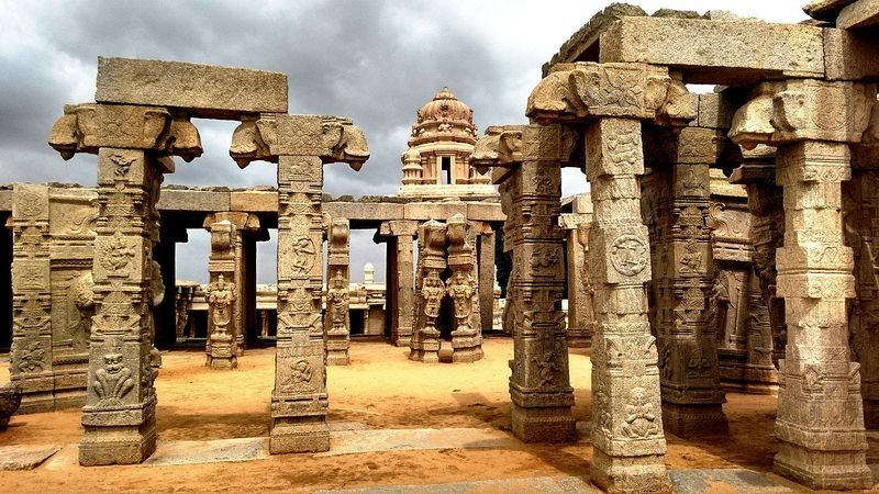 Đền Lepakshi kết nối với đế quốc Vijayanagara, một trong những đế quốc quan trọng nhất trong lịch sử Nam Ấn Độ, và việc xây dựng đền này chứng tỏ thành tựu nghệ thuật, văn hóa và tính ngưỡng của đế quốc này.