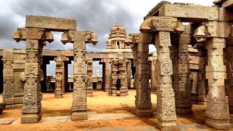 Đền Lepakshi kết nối với đế quốc Vijayanagara, một trong những đế quốc quan trọng nhất trong lịch sử Nam Ấn Độ, và việc xây dựng đền này chứng tỏ thành tựu nghệ thuật, văn hóa và tính ngưỡng của đế quốc này.
