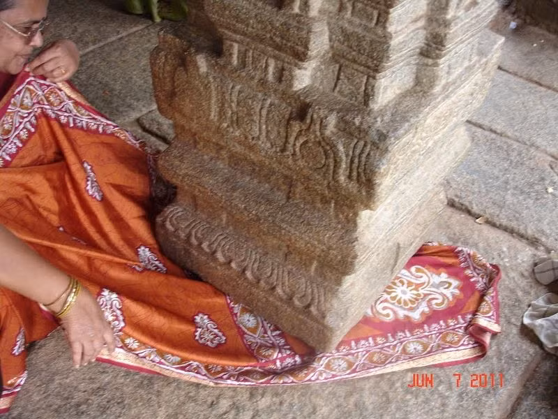 Một số học giả cũng suy đoán rằng thiết kế độc đáo của cây cột có thể giúp nó chịu động đất tốt hơn.