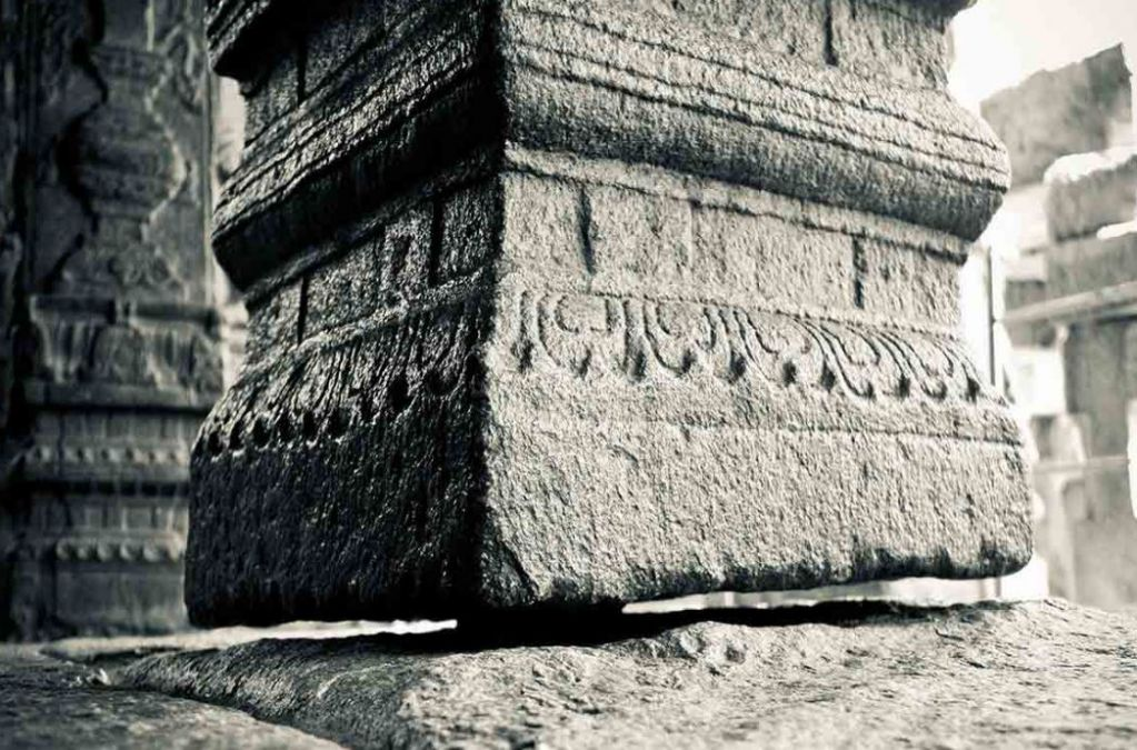 Ở làng Lepakshi, bang Andhra Pradesh, Ấn Độ, có một đền thờ với một cây cột cao gần 5m không chạm đất, tạo ra một hiện tượng đặc biệt và gây tò mò cho giới khoa học.