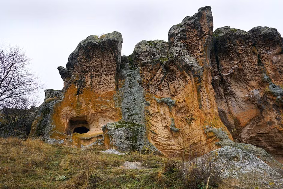 Các dấu khắc trên đá cũng đề cập đến vua Hartapu, nhưng không có nhiều thông tin về ông hoặc vương quốc ông cai trị.