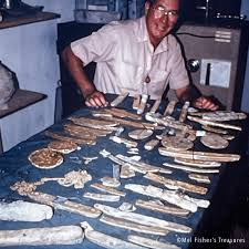 Sau đó, vào năm 1985, Fisher và nhóm của ông tìm thấy tàu Atocha, mang về hàng tấn vàng, bạc, đồng tiền và các viên ngọc lục bảo.