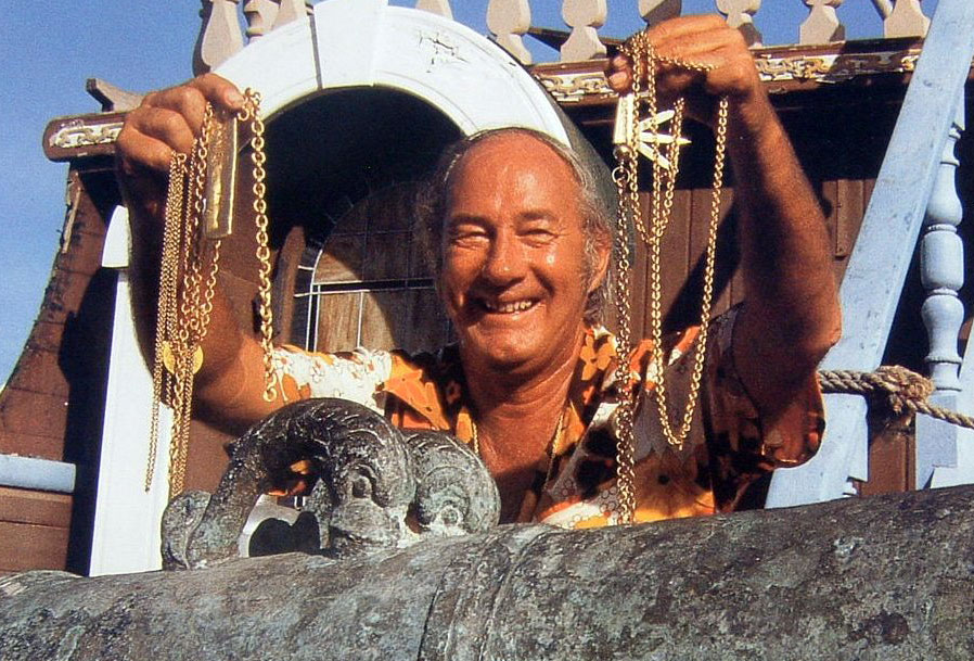 Năm 1969, Mel Fisher và gia đình bắt đầu tìm kiếm kho báu trên các tàu chìm, và sau nhiều năm, họ biết đến tàu Nuestra Senora de Atocha. Fisher và con trai của ông đã tìm thấy một số đồng tiền vàng và bạc từ tàu này.