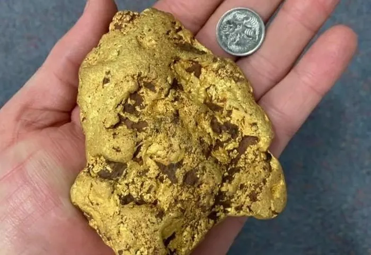 Anh ta đã sử dụng máy dò kim loại và sau đó đưa cục vàng tới cửa hàng Finders Keepers Gold Prospecting để xác nhận giá trị.