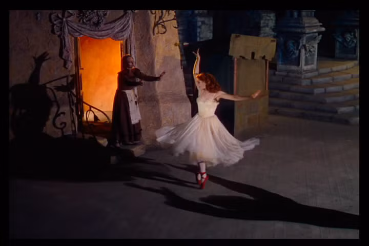 Câu chuyện bắt đầu khi một người phụ nữ tên Lophia nhảy múa không ngừng trên đường về nhà.