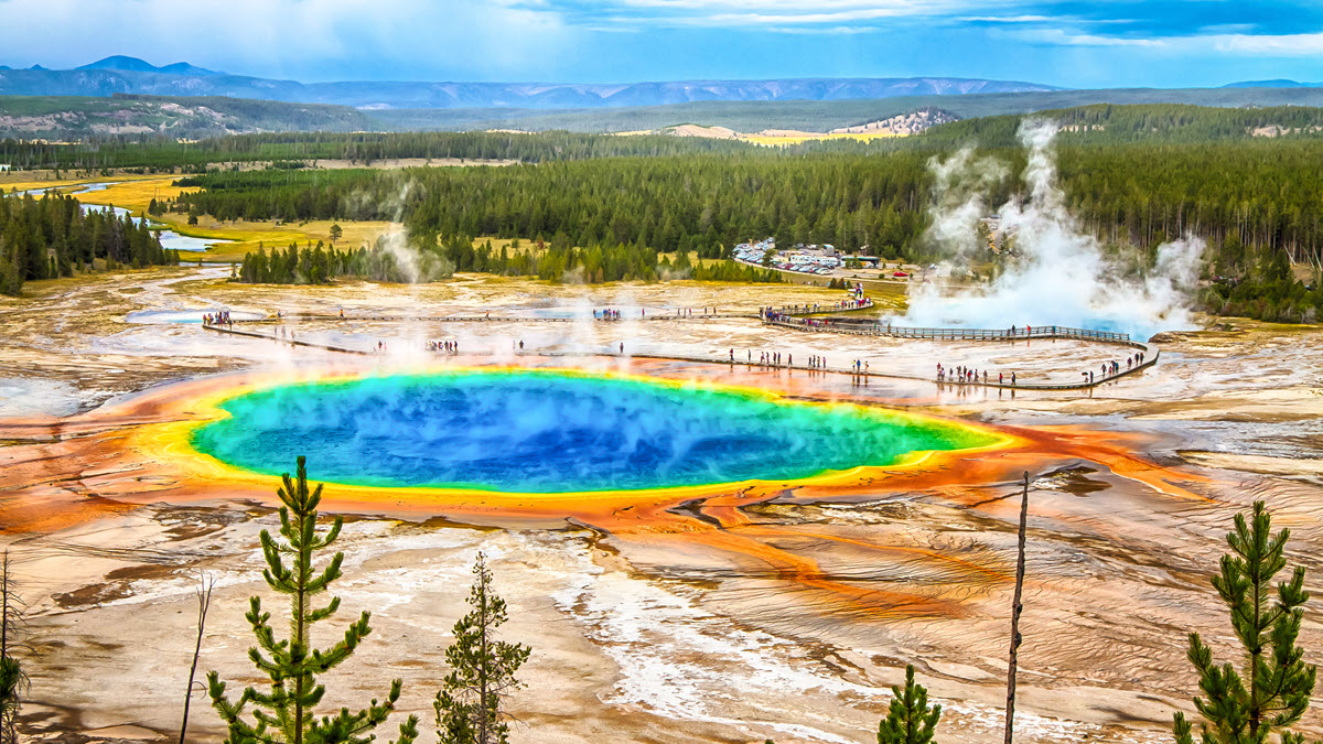 7. Công viên quốc gia Yellowstone: Là công viên quốc gia lâu đời nhất thế giới, nổi tiếng với hoạt động địa nhiệt như mạch nước phun Old Faithful, suối nước nóng, chậu bùn và lỗ thoát hơi nước.