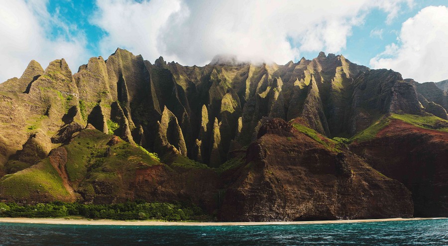 5. Bờ biển Na Pali: Ở Hawaii nổi tiếng với những vách đá lởm chởm xanh tươi và làn nước màu ngọc lam, khung cảnh tuyệt đẹp này thường xuất hiện trong các bộ phim nổi tiếng như Jurassic Park.