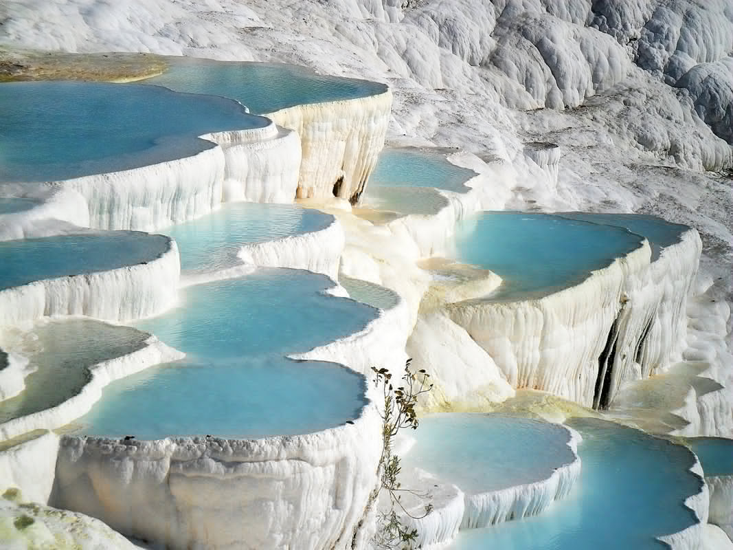 8. Pamukkale: Ở Thổ Nhĩ Kỳ, được gọi là "Lâu đài bông" với các lớp đá vôi trắng tinh xếp lớp do trầm tích từ suối nước nóng chứa nhiều canxi carbonat, tạo ra cảnh quan độc đáo và khả năng chữa bệnh.