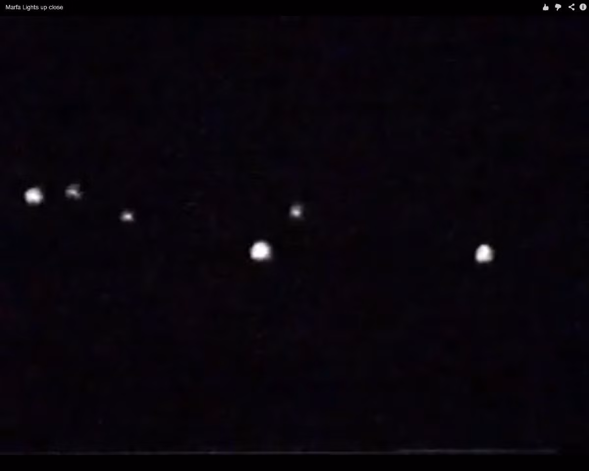 Đèn Marfa, những đốm sáng kỳ lạ xuất hiện gần thị trấn Marfa, Texas, đã thu hút sự chú ý và làm đau đầu các nhà khoa học trong nhiều thập kỷ.