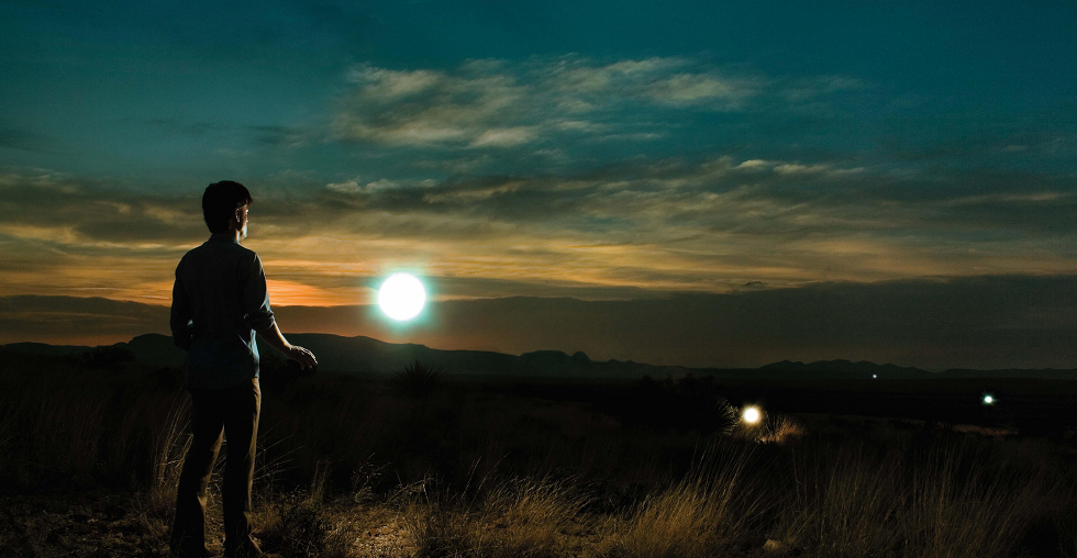 Các giả thuyết về nguồn gốc của đèn Marfa rất đa dạng.