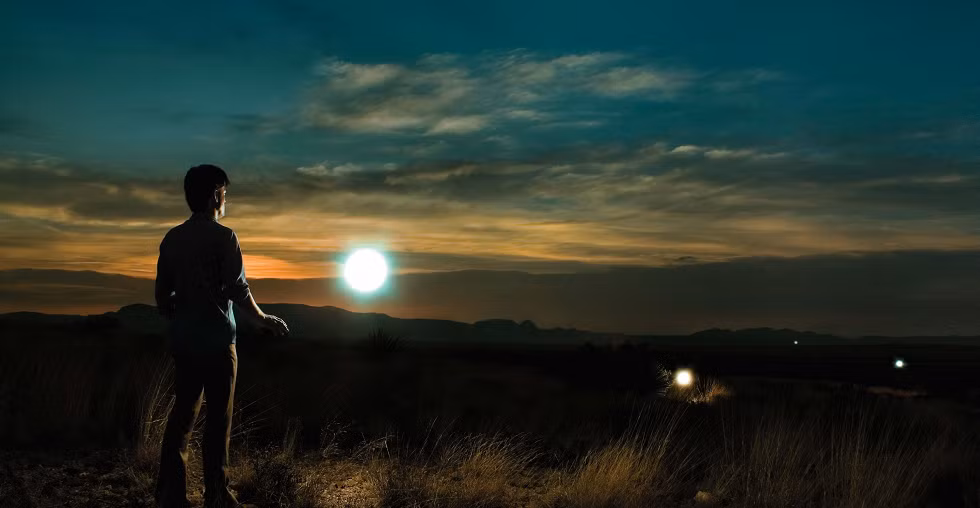 Các giả thuyết về nguồn gốc của đèn Marfa rất đa dạng.