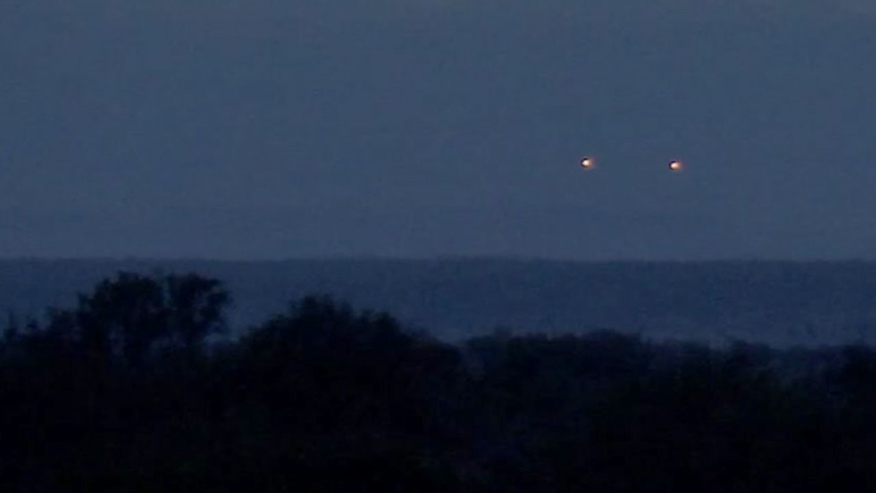 Kỹ sư hàng không vũ trụ James Ban đã giải thích rằng các đốm sáng có thể bắt nguồn từ điện tích bất thường, với các khoáng chất và tinh thể dưới áp suất tạo ra năng lượng phát sáng.