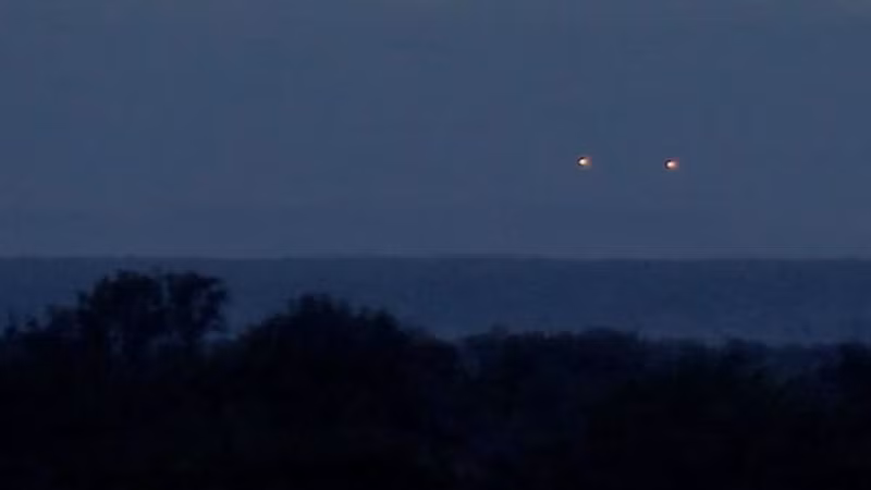 Kỹ sư hàng không vũ trụ James Ban đã giải thích rằng các đốm sáng có thể bắt nguồn từ điện tích bất thường, với các khoáng chất và tinh thể dưới áp suất tạo ra năng lượng phát sáng.