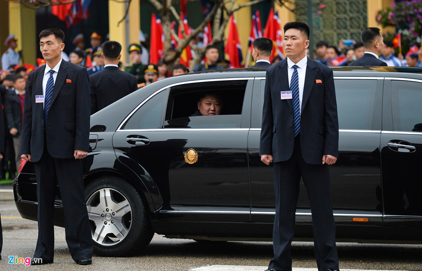 Những cận vệ thường chạy quanh xe limousine của Chủ tịch Kim Jong-un và theo sát ông "như hình với bóng" thuộc biên chế "Văn phòng Trung ương số 6". Cơ quan này có tên gọi chính thức là Tổng cục Phụ tá sĩ quan (MOA). Ảnh:Zing news