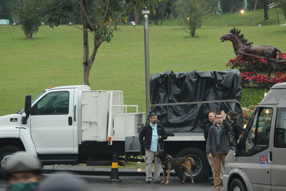 Tại lối vào khách sạn Marriott, mật vụ sử dụng chó nghiệp vụ kiểm tra an ninh gắt gao các xe ô tô ra vào.