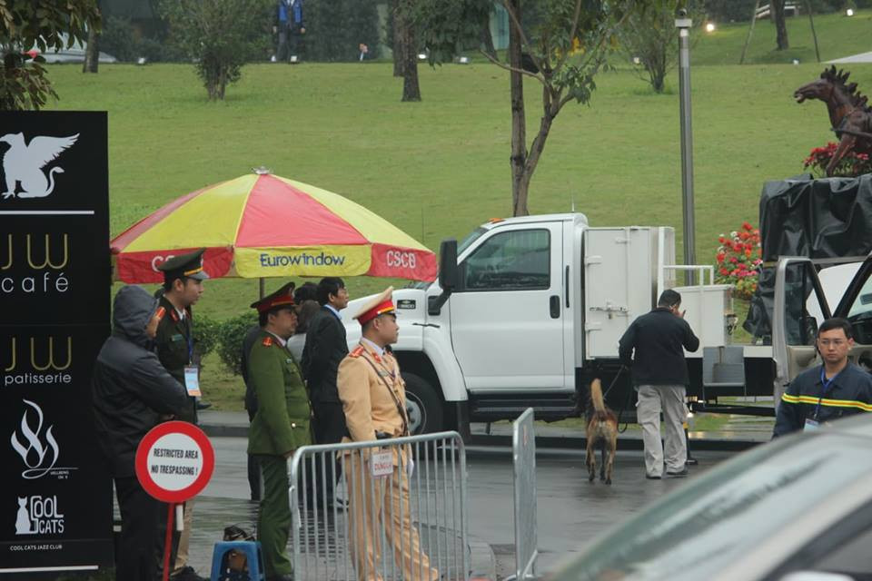 Phía vòng ngoài, lực lượng an ninh, cảnh sát của Việt Nam đảm trách nhiệm vụ an ninh.