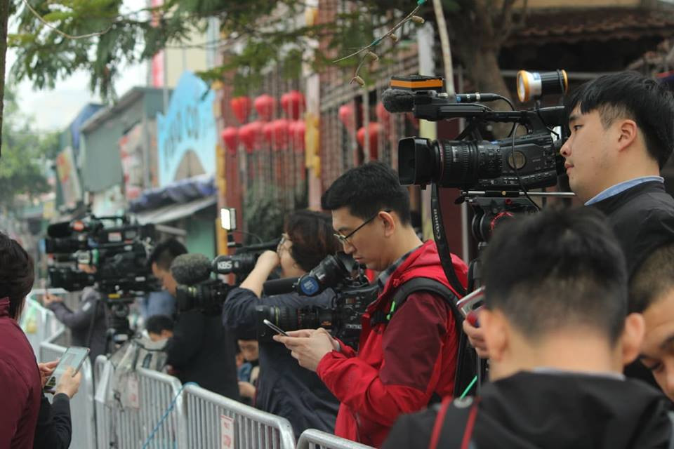 Rất đông các PV trong nước và quốc tế túc trực bên ngoài để đưa tin sự kiện.