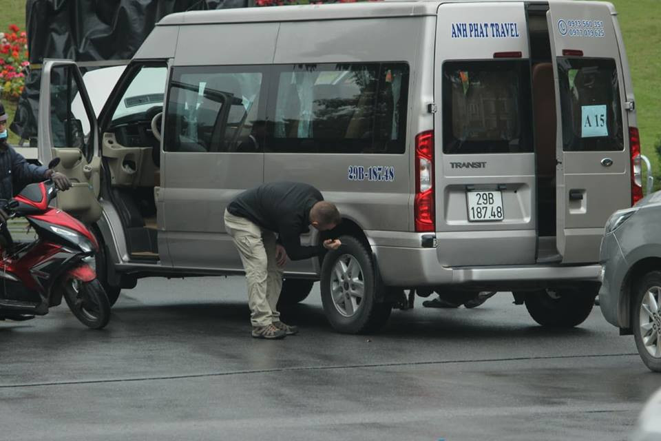 Một mật vụ cẩn thận kiểm tra một chiếc xe vào khách sạn.