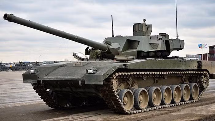 Kích thước của T-14 Armata cho phép nó mang theo khẩu pháo lớn, và nếu việc tích hợp thành công, xe tăng Nga sẽ có lợi thế đáng kể so với tất cả các chiến xa NATO hiện đang sử dụng pháo 120 mm.