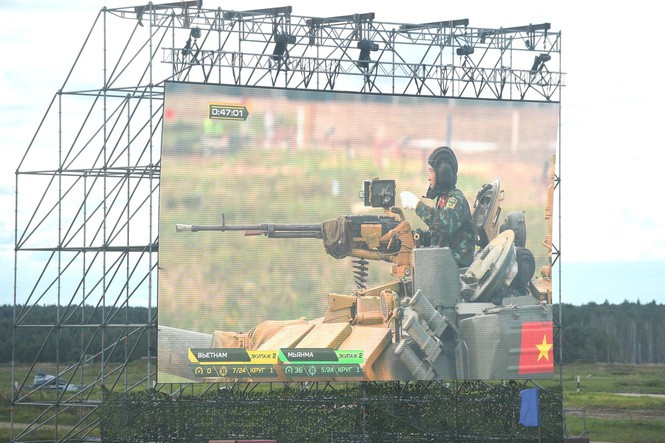 Ở vòng 1, kíp xe số 2 của Việt Nam đã tiêu diệt 1/2 mục tiêu. Do lỗi chạm cọc tiêu, bị trọng tài bắt phạt các vận động viên lên xuống xe 2 lần. Ở vòng 2, các vận động viên sử dụng súng máy tiêu diệt 2/3 bia số 9. Sau vòng thi tốc độ, ở vòng 4, kíp xe số 2 của Việt Nam thực hiện nội dung bắn pháo hành tiến.