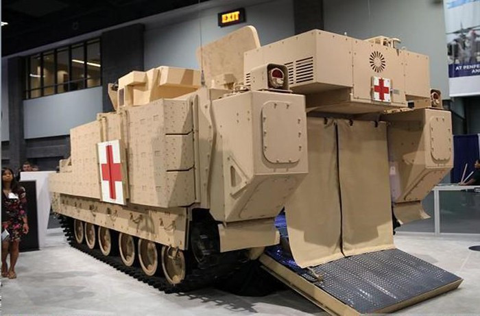 AMPV cũng được thiết kế với khoang chở quân hiện đại và cho có độ thoải mái tối đa cho những binh lính bên trong. Cửa lên xuống xe chính sẽ nằm ở phía sau xe để bảo đảm an toàn cho binh lính khi ra vào xe, ngoài ra xe cũng có một cửa nhỏ ở trên nóc để cho chỉ huy dễ quan sát khi cần thiết.