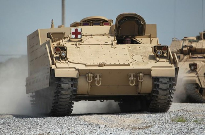 Với yêu cầu đặt tính mạng người lính lên hàng đầu của quân đội Mỹ, không khó để nhận ra rằng, những xe AMPV được bọc một lớp giáp tuyệt vời, ngoài giáp tiêu chuẩn chúng còn trang bị những giáp phản ứng nổ để bảo đảm tối đa trong trường hợp bị đạn xuyên giáp tấn công.