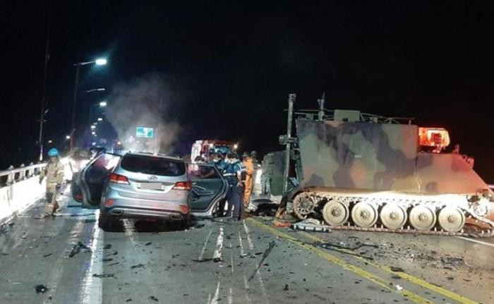 Cảnh sát yêu cầu khám nghiệm tử thi của tài xế để xem người này có lái xe sau khi uống rượu hay không, đồng thời điều tra khả năng chiếc ôtô chạy lấn làn và gây ra tai nạn.