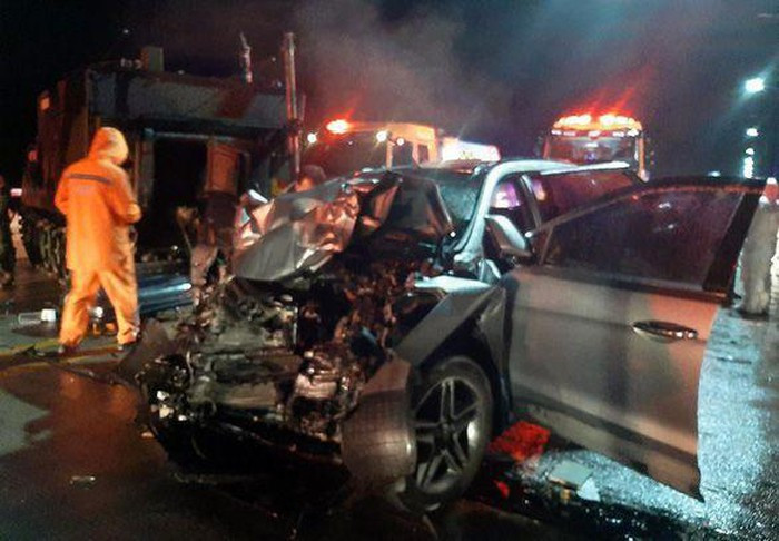 Ảnh và video hiện trường cho thấy phần đầu chiếc ôtô biến dạng hoàn toàn sau tai nạn. Thiết giáp AMPV của Mỹ quay ngang đường và hỏng xích bên phải.