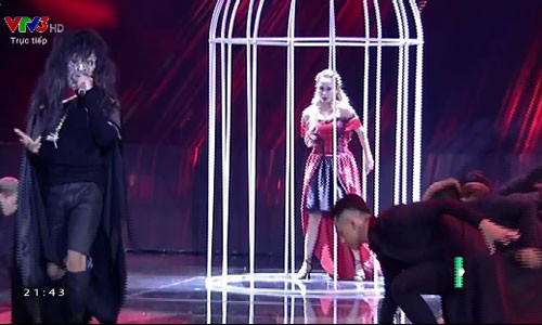 Maya bat ngo hon Quang Dang tren san khau The Remix 2016-Hinh-6