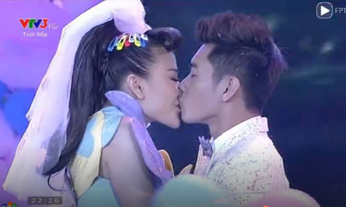 Maya bat ngo hon Quang Dang tren san khau The Remix 2016