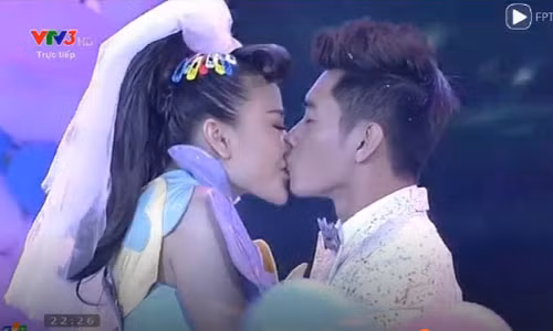 Maya bat ngo hon Quang Dang tren san khau The Remix 2016