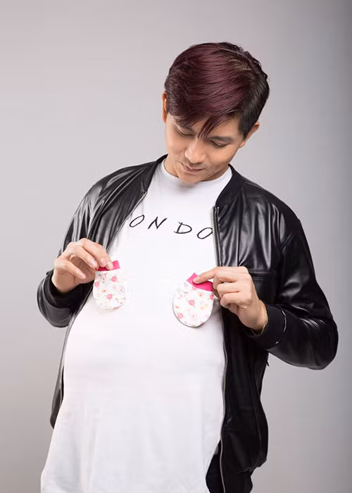 Nam ca sĩ còn cho biết: “Nhờ những giây phút như vậy, mình mới hiểu hết, mới yêu thương trọn vẹn hơn vợ mình, mẹ mình, thương những giọt nước mắt chảy xuôi của tình mẫu tử”.