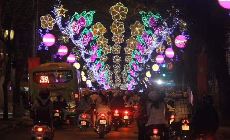 ...rực rỡ đèn hoa, ngập tràn không khí Tết khiến người dân vô cùng háo hức.