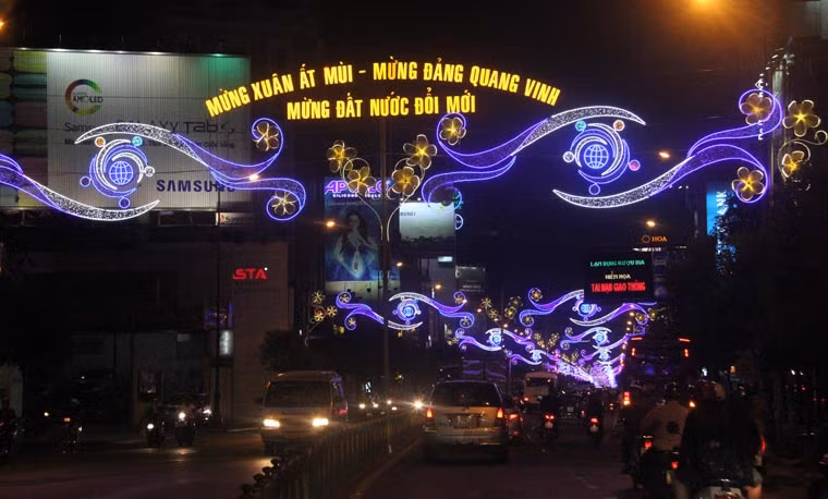 Đường Nguyễn Văn Trỗi, Nam Kỳ Khởi Nghĩa- trục đường cửa ngõ từ sân bay Quốc tế Tân Sơn Nhất vào trung tâm thành phố- được trang trí đầy màu sắc, đẹp lộng lẫy để chào đón du khách từ khắp nơi trên thế giới đến với "Hòn ngọc viễn đông" đúng vào dịp Tết cổ truyền.