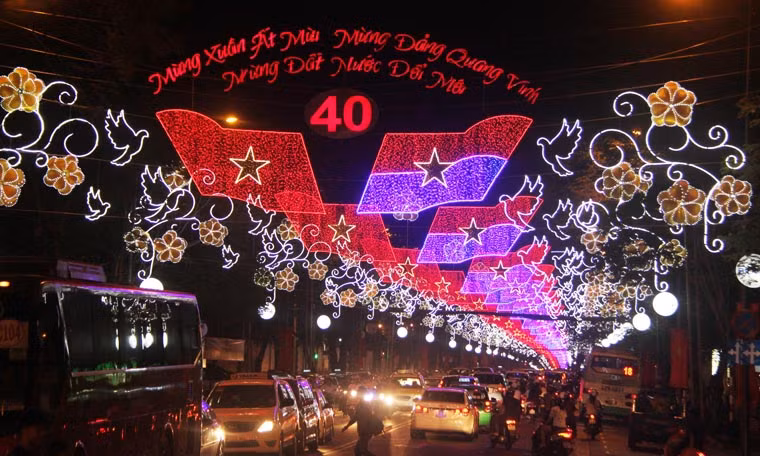Đại lộ Lê Duẩn, quận 1 rực rỡ dưới ánh đèn Led hình cờ Tổ quốc, cánh chim bồ câu, hoa mai vàng... chào đón năm mới và kỷ niệm 40 năm ngày Giải phóng hoàn toàn Miền Nam, thống nhất đất nước.