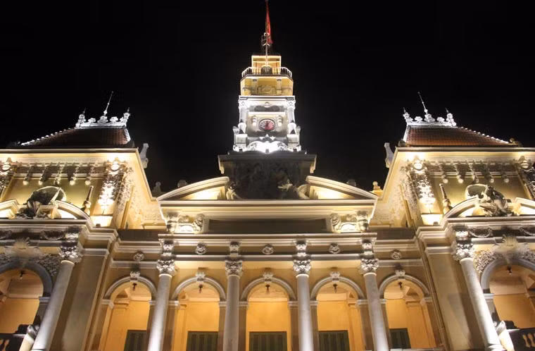 Trụ sở UBND TP HCM sáng rực dưới ánh đèn trong đêm.