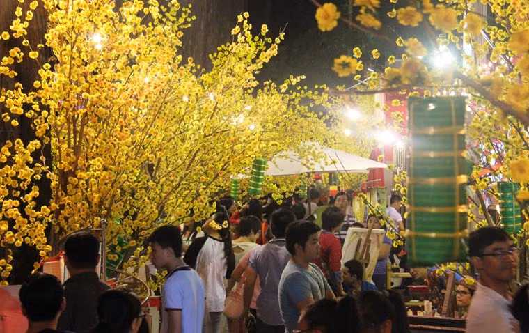 Nhiều hoạt động đón chào năm mới Tết Ất Mùi 2015 đã diễn ra từ đêm 19 tháng Chạp (7/2) tại trung tâm Sài Gòn và các quận, huyện khắp TP HCM.