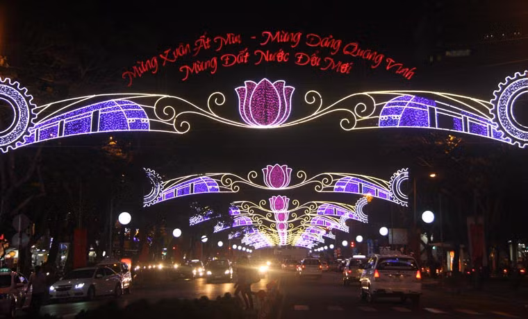 Hầu hết các tuyến đường trung tâm thành phố như: Lê Lợi, Đồng Khởi, Hàm Nghi, Lê Duẩn, Nam Kỳ Khởi Nghĩa...đều đã được trang hoàng đèn hoa chuẩn bị đón Tết Ất Mùi 2015.