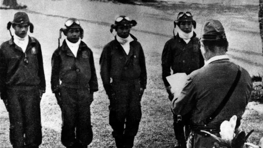 Khi Thế chiến 2 bước vào những tháng cuối cùng, Nhật Bản đối mặt với nhiều thất bại lớn trước Mỹ và lực lượng Đồng minh. Vì vậy, giới chức Nhật Bản đã quyết định thành lập biệt đội Thần phong. Biệt đội này gồm những phi công cảm tử (Kamikaze).